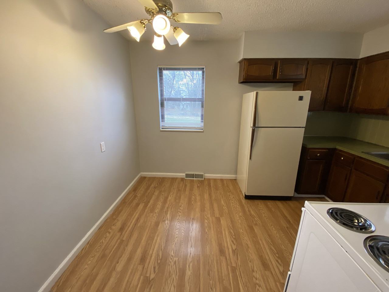 1106 E South Ave - Photo 2 of 19