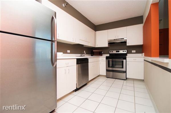 2566 N Clark St - Photo 3 of 19