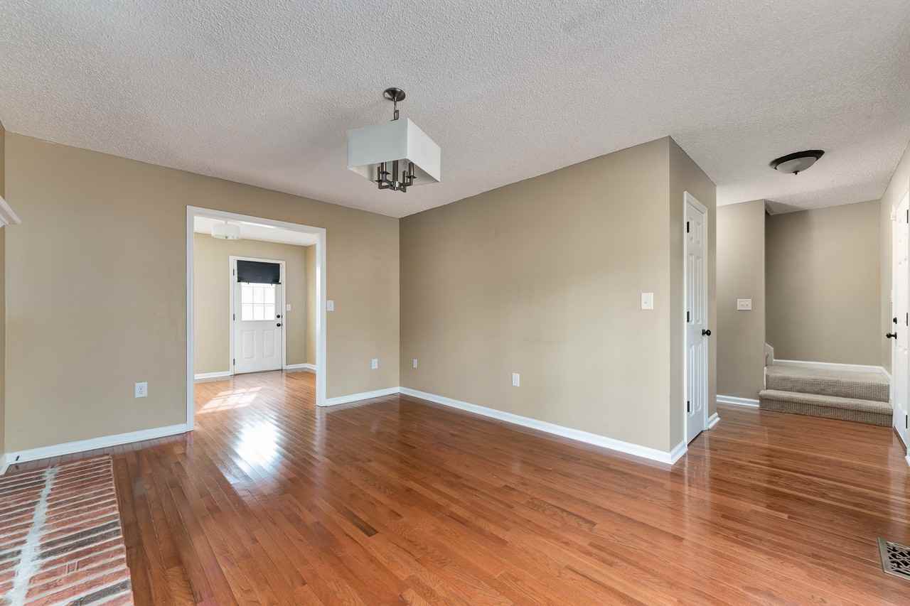 127 Suffolk Drive - Photo 4 of 19