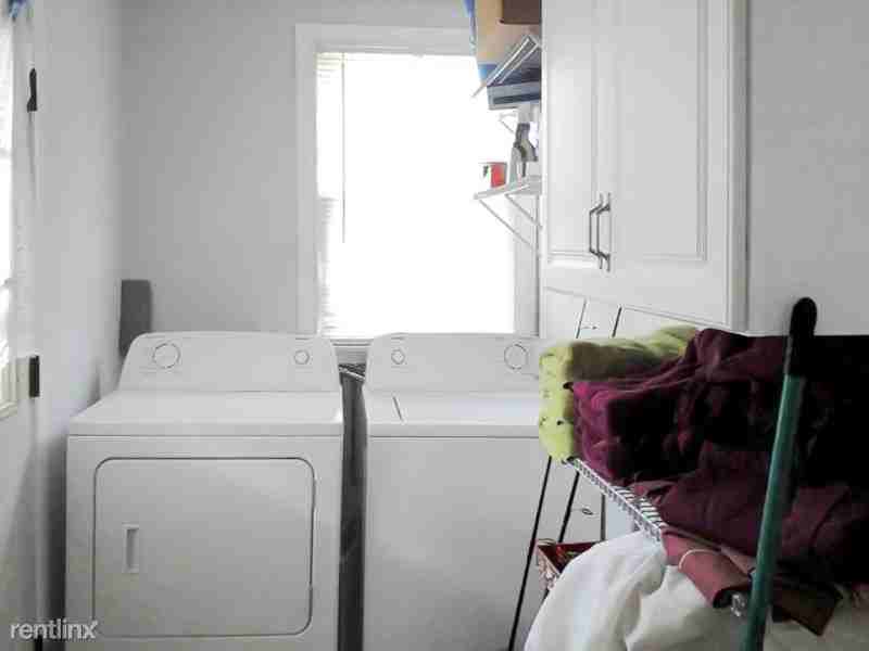 806 11th St - Photo 3 of 7