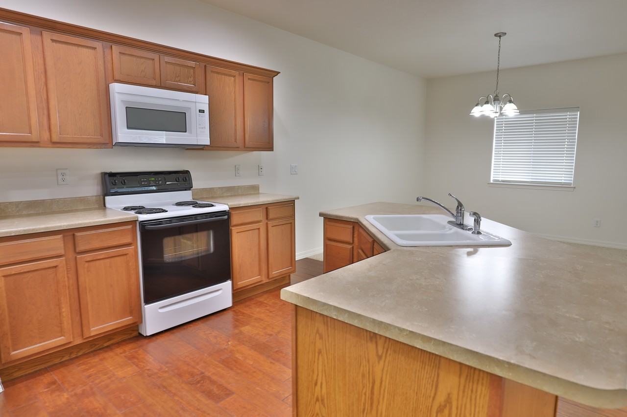 165 Vermont Ave - Photo 4 of 13