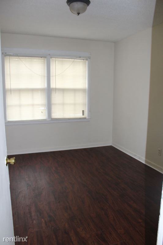 211 E 11th St - Photo 3 of 4