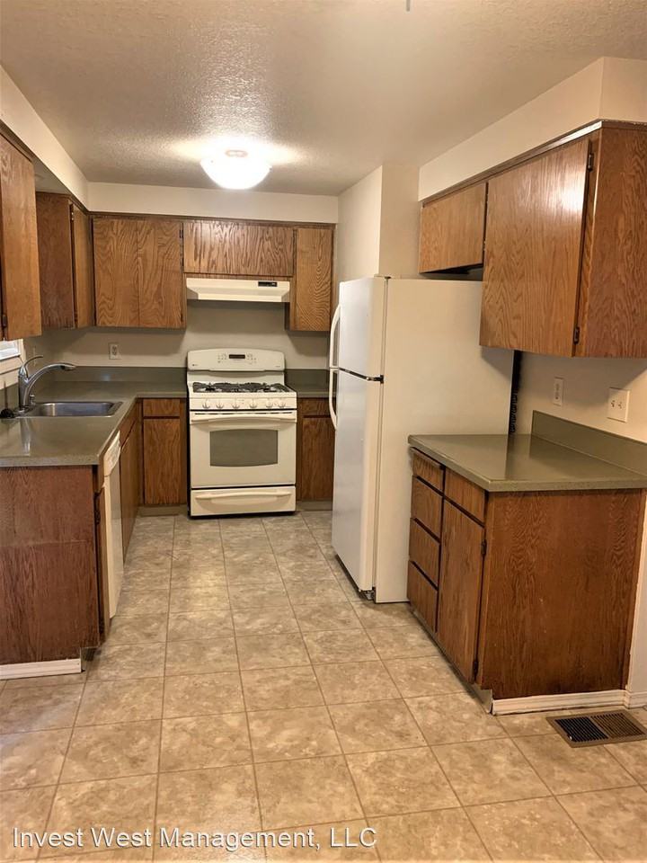 520 SE 132 Avenue - Photo 3 of 7