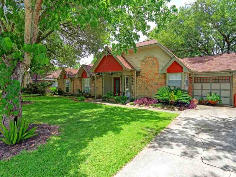 903 Lancaster Dr - Photo 2 of 13