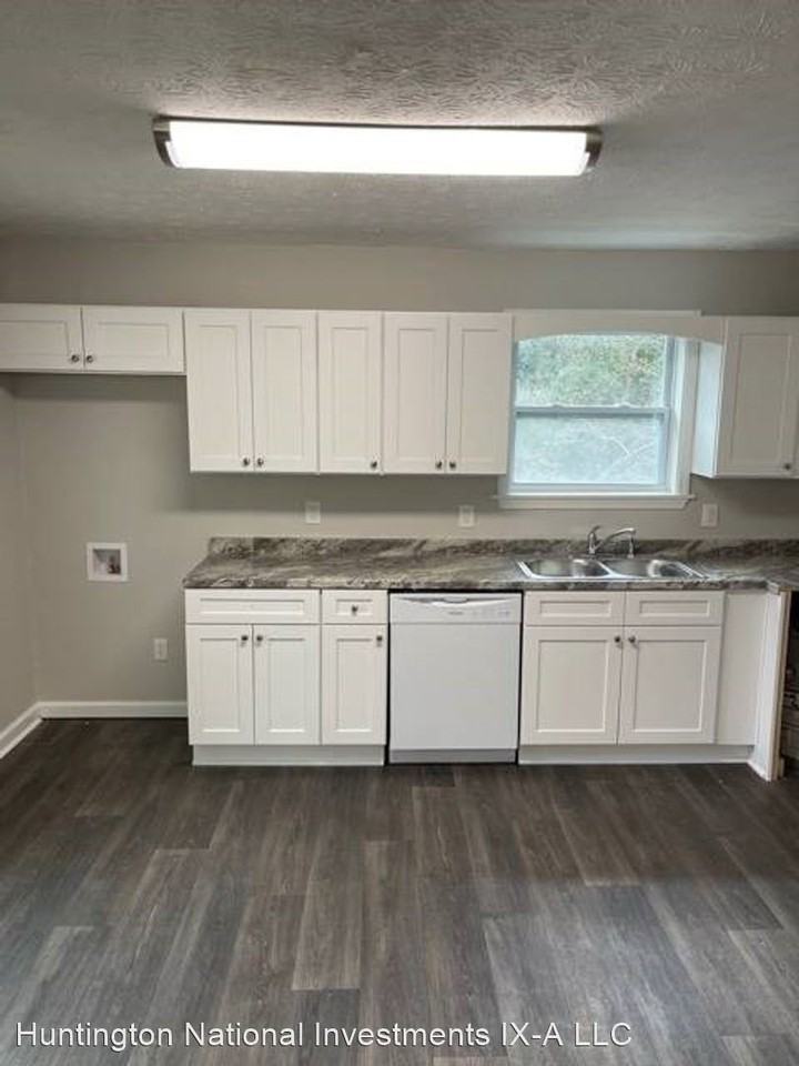 481 Moore St - Photo 2 of 7