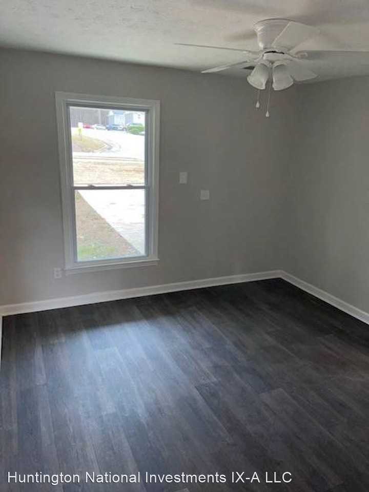 481 Moore St - Photo 3 of 7