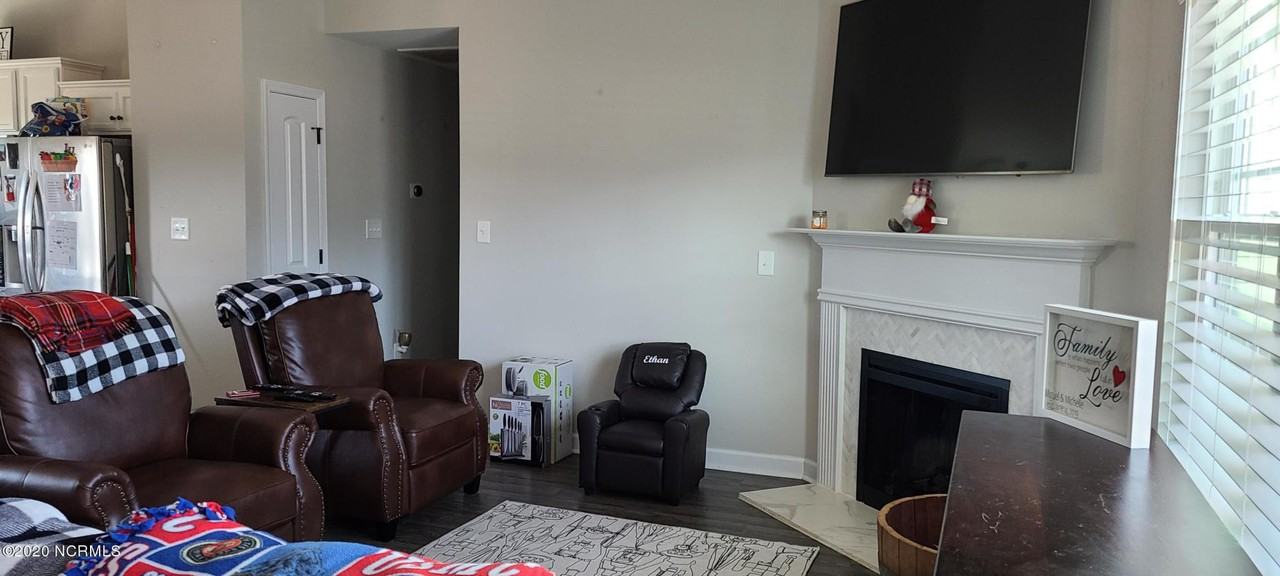 114 Laredo Drive - Photo 2 of 8