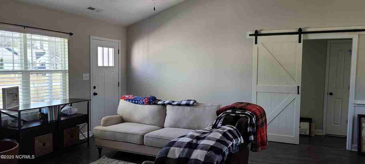 114 Laredo Drive - Photo 3 of 8