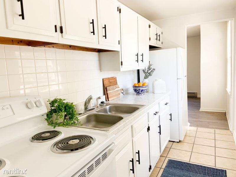 109 109 W. Maple Street 3 - Photo 3 of 12