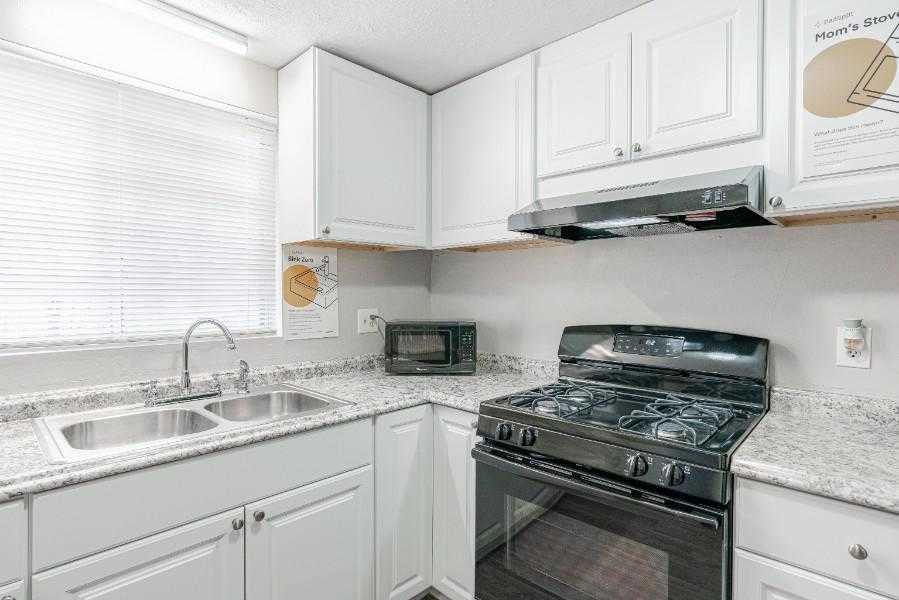 Room a 5 minute walk to bus 196, Atlanta, GA 30349 1 Bedroom House