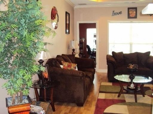 111 Montrose Ln - Photo 3 of 13