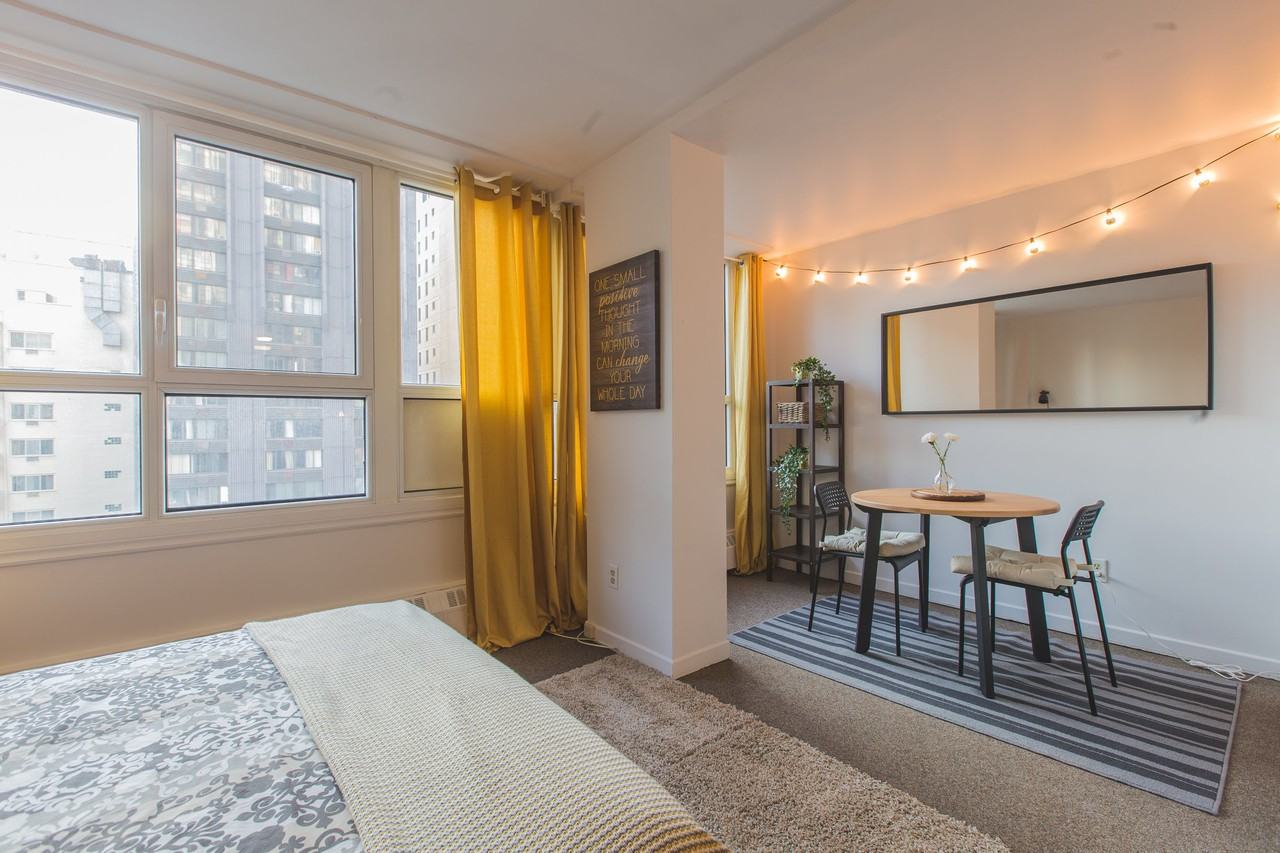 2250 Rue Guy 1204, Montréal, QC H3H 2M3 Studio Apartment for Rent for