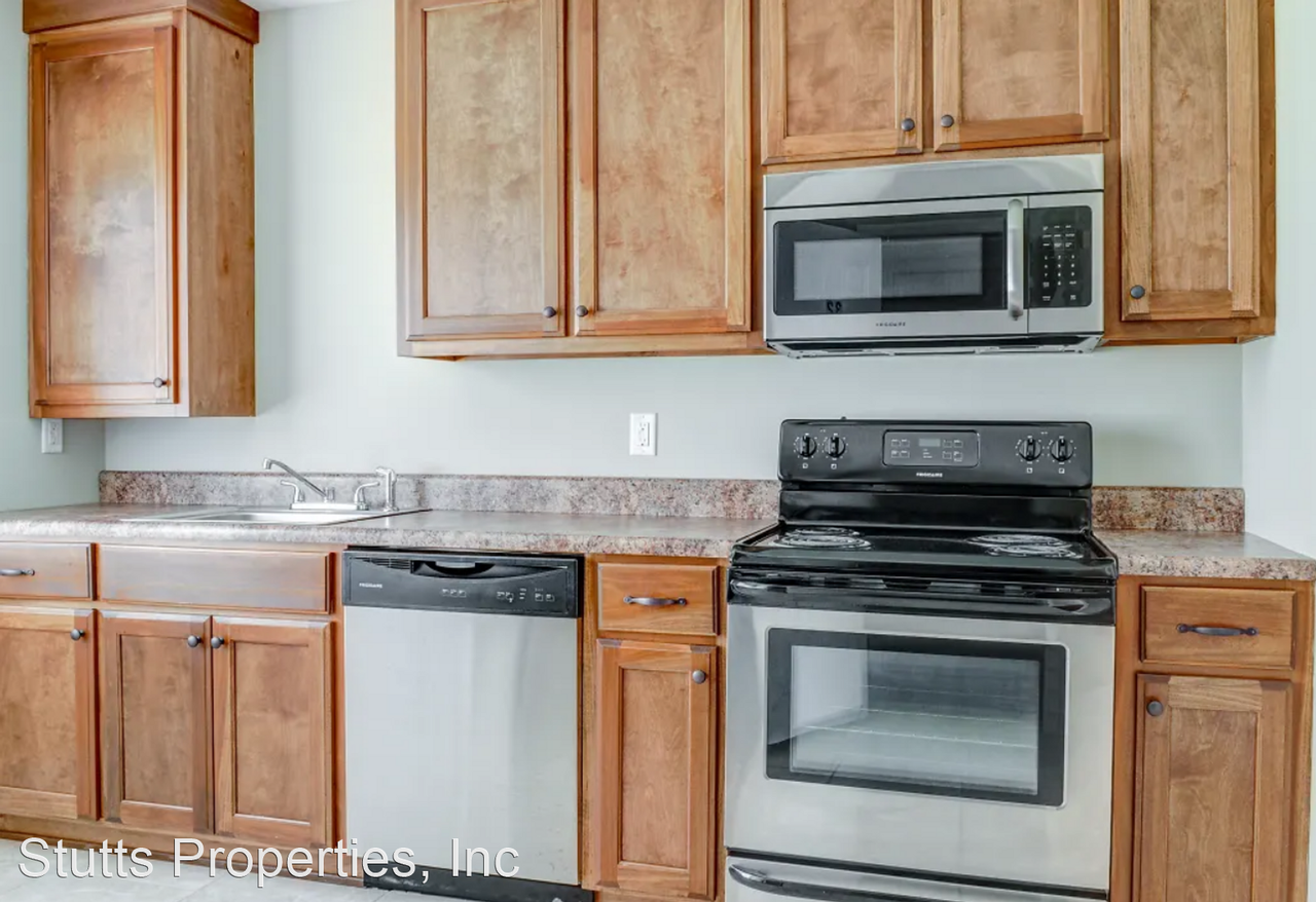 1246 Graham Avenue - Photo 3 of 27