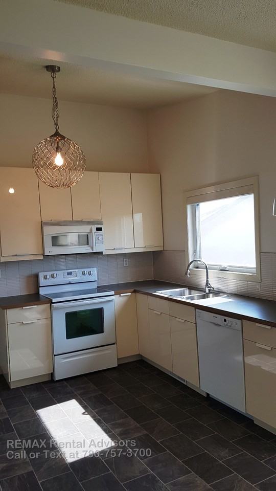 8503 138 Ave Nw - Photo 3 of 17