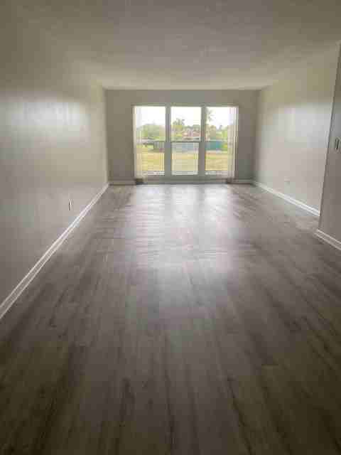 100 Valley Stream Dr #202 - Photo 2 of 6