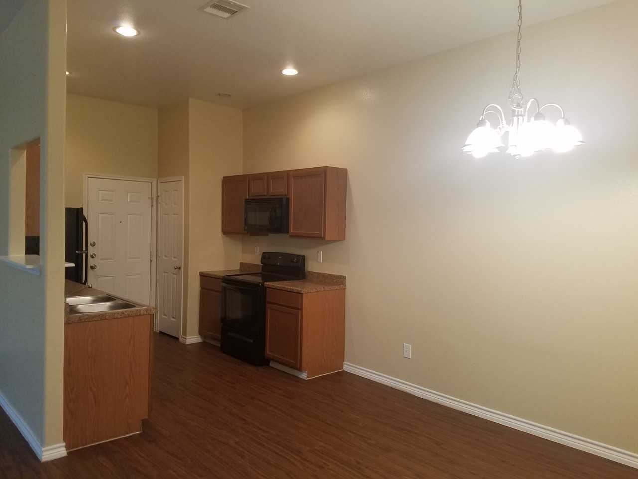 1123 Maple St - Photo 2 of 7