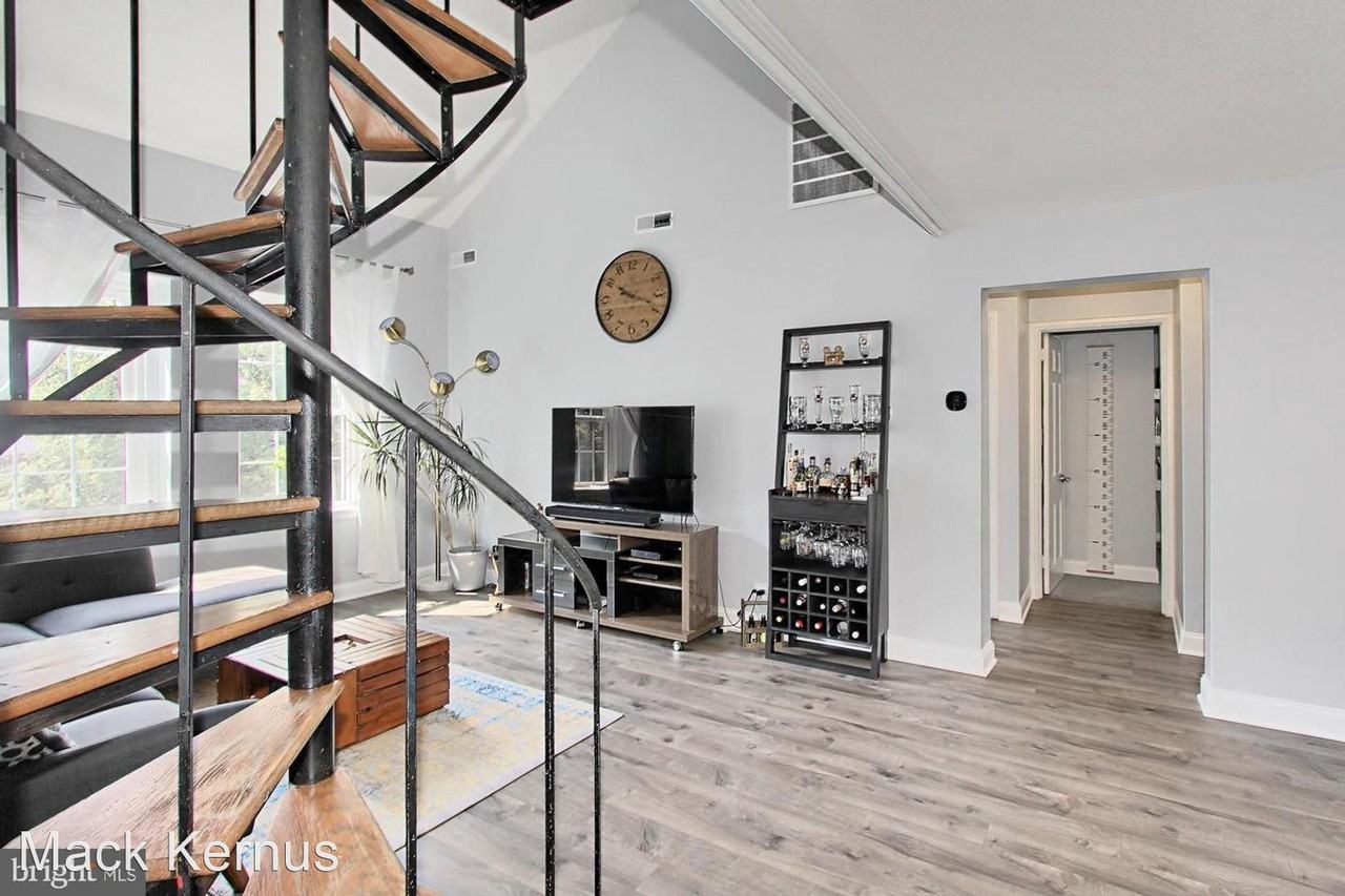 3043 S Columbus St #C1 - Photo 2 of 9