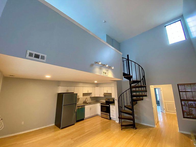 33 33 Chelmsford Court - 1 - Photo 2 of 15