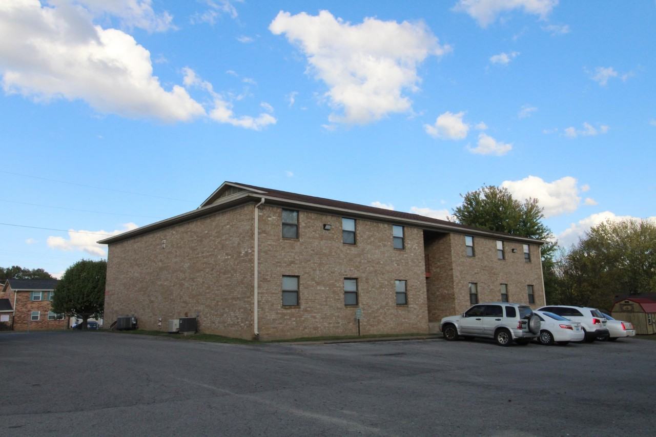 2830 Greenville Rd Apt D7 Apt D7, Hopkinsville, KY 42240 2 Bedroom Apartment for 495/month