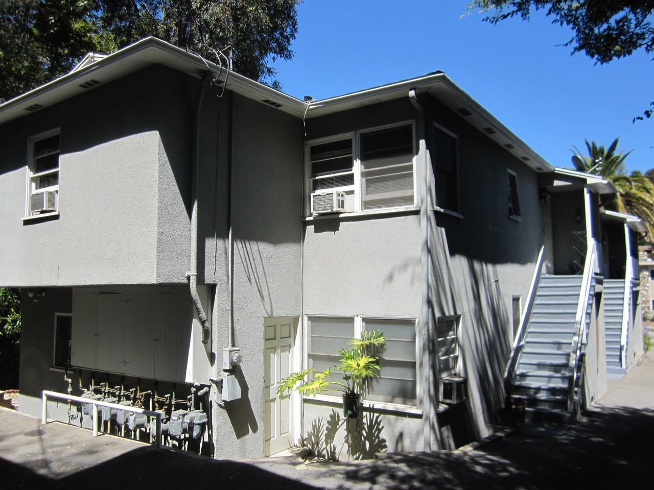 2475 N Beachwood Dr - Photo 2 of 15