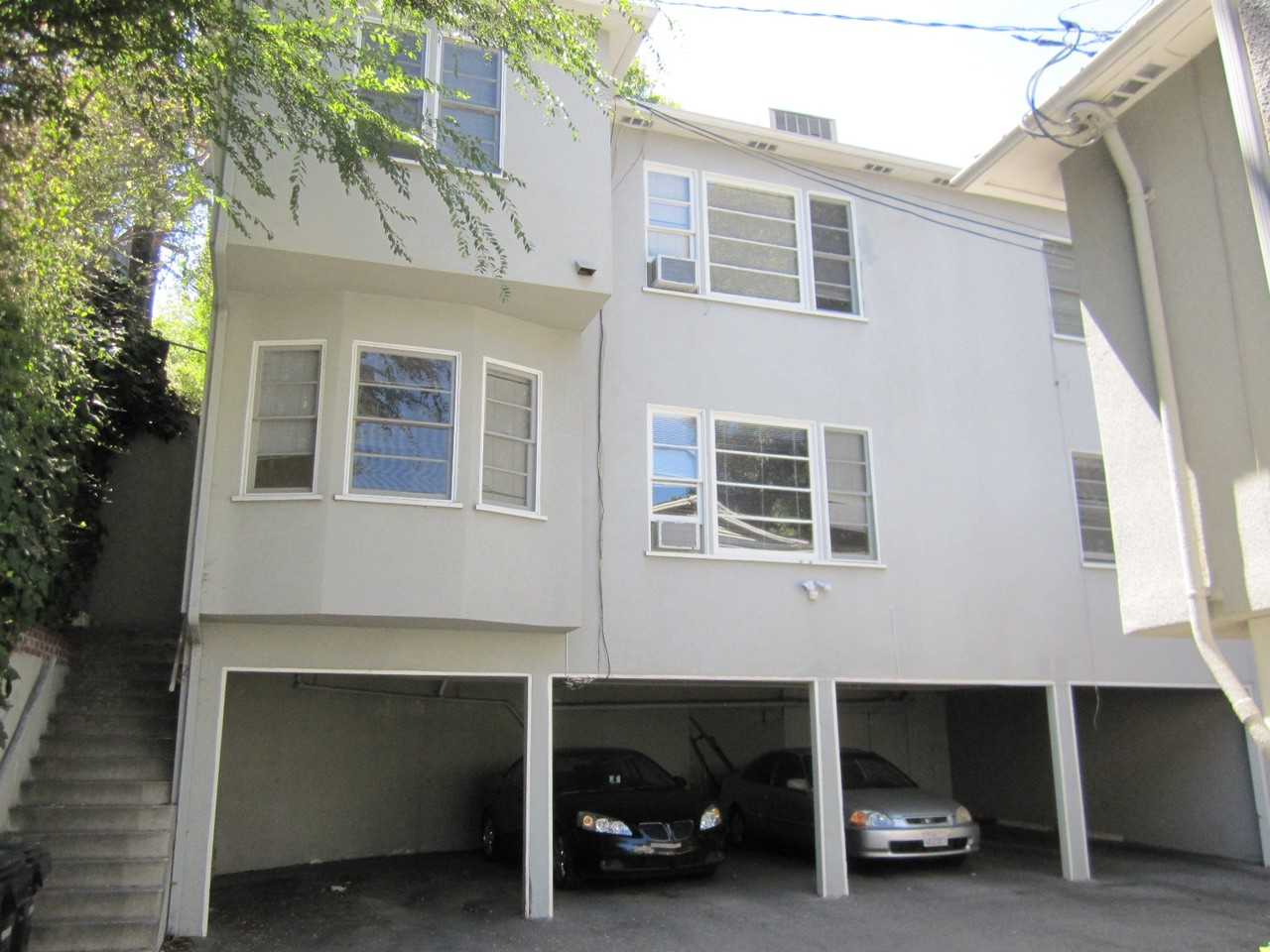 2475 N Beachwood Dr - Photo 3 of 15