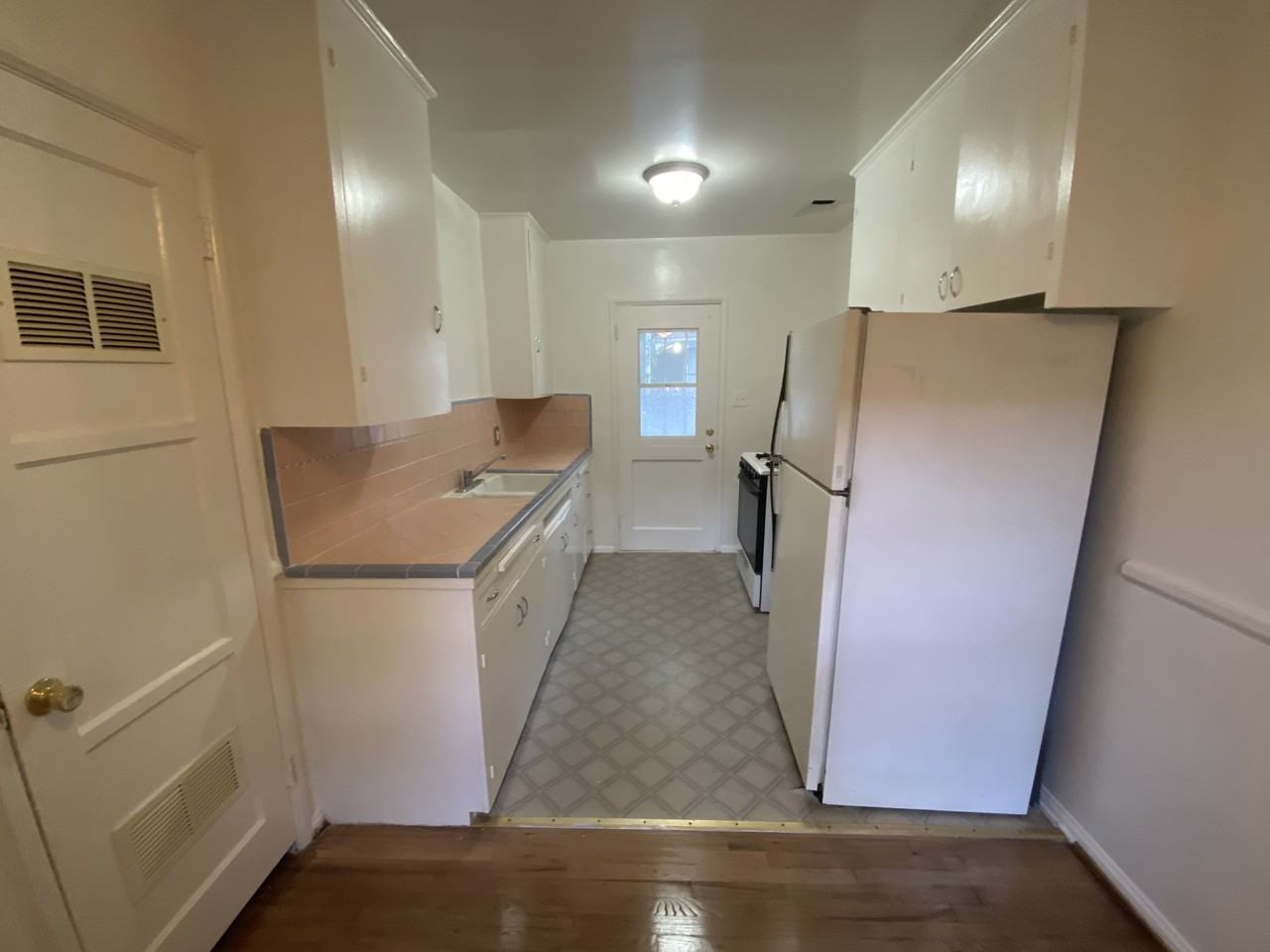 2475 N Beachwood Dr - Photo 4 of 15