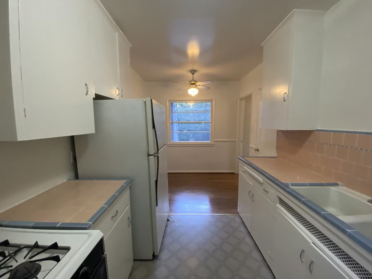 2475 N Beachwood Dr - Photo 5 of 15