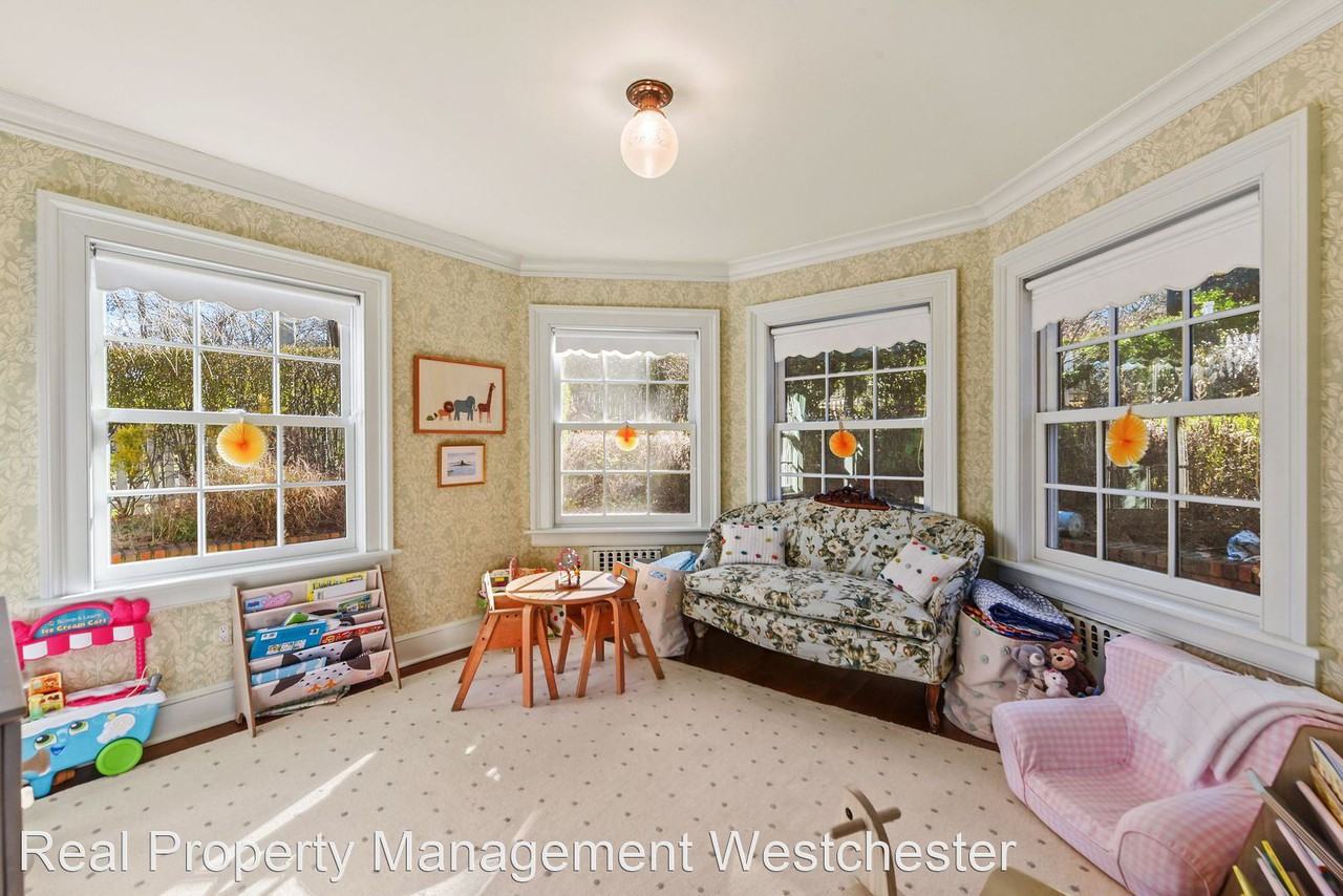 136 Clinton Ave - Photo 2 of 29