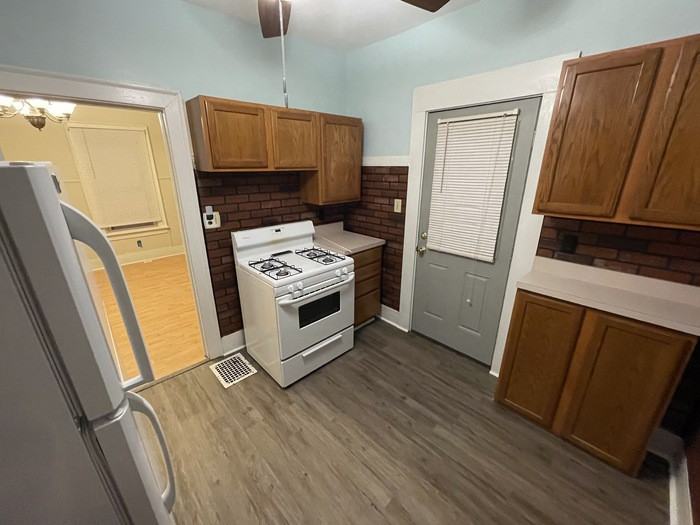 601 Lynn St - Photo 3 of 13