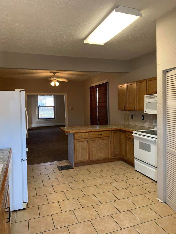 918 S 10th St - Photo 2 of 5