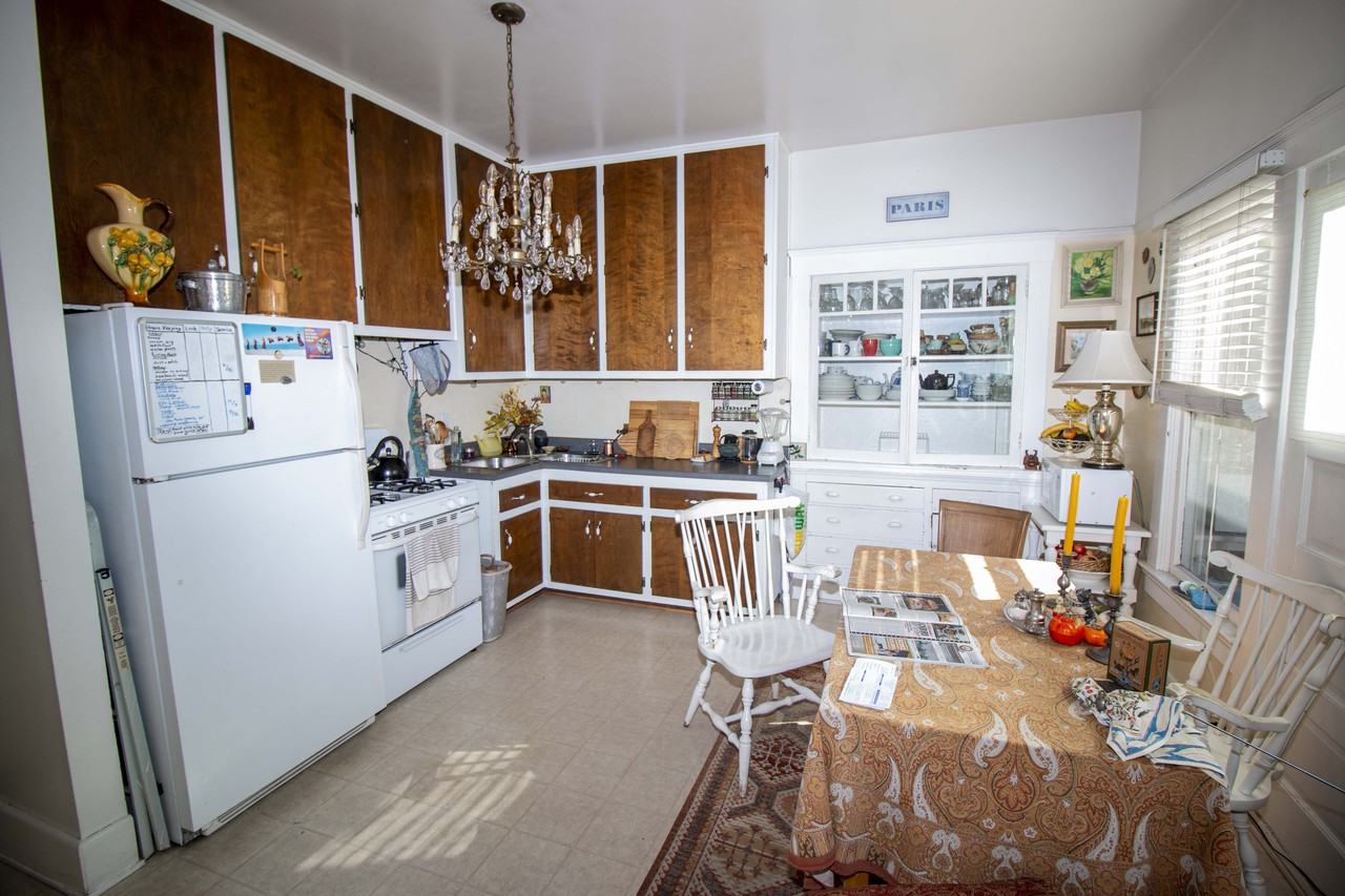 331 W Victoria St - Photo 2 of 7