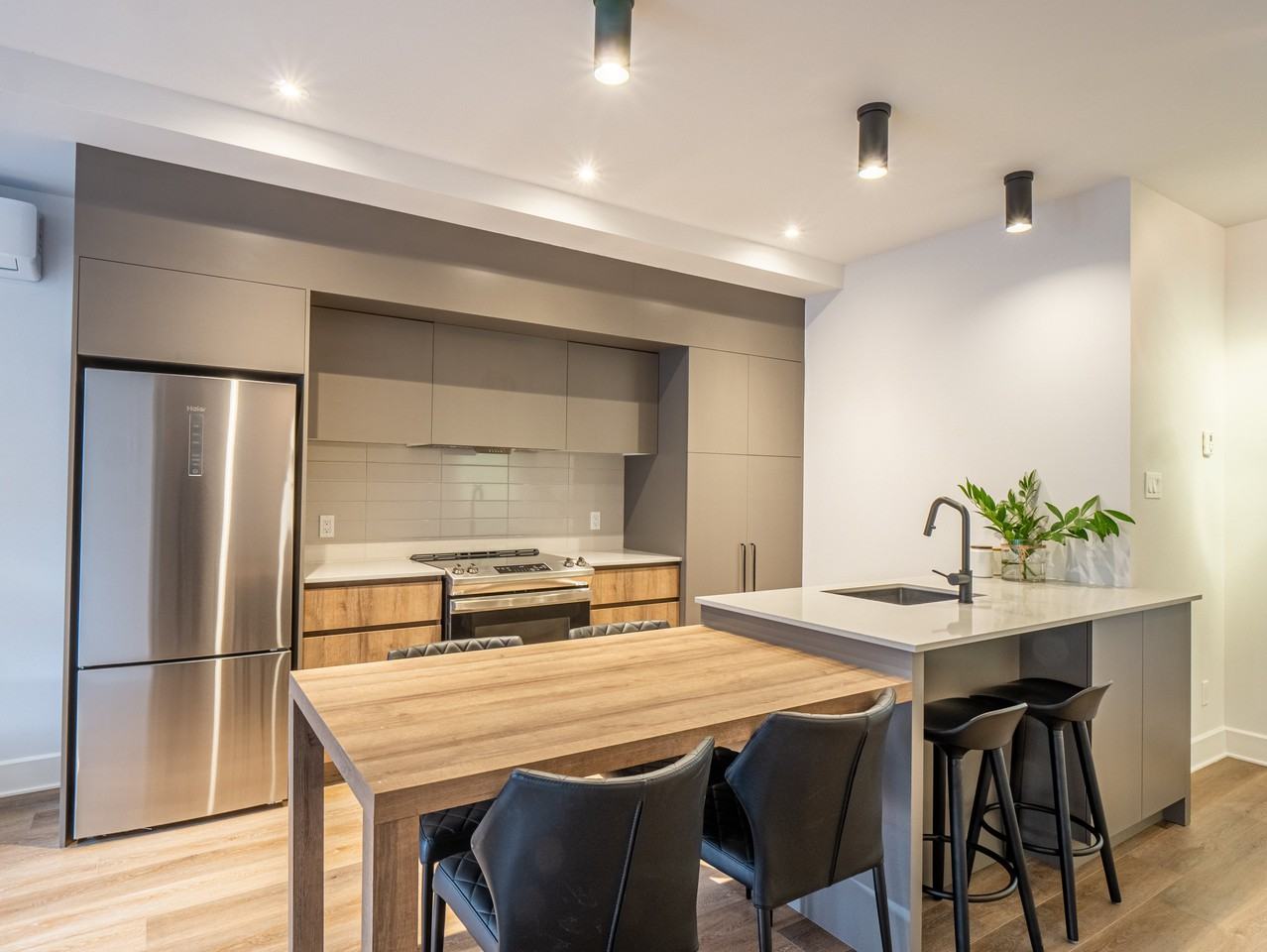 5560 10e Av - Photo 3 of 16