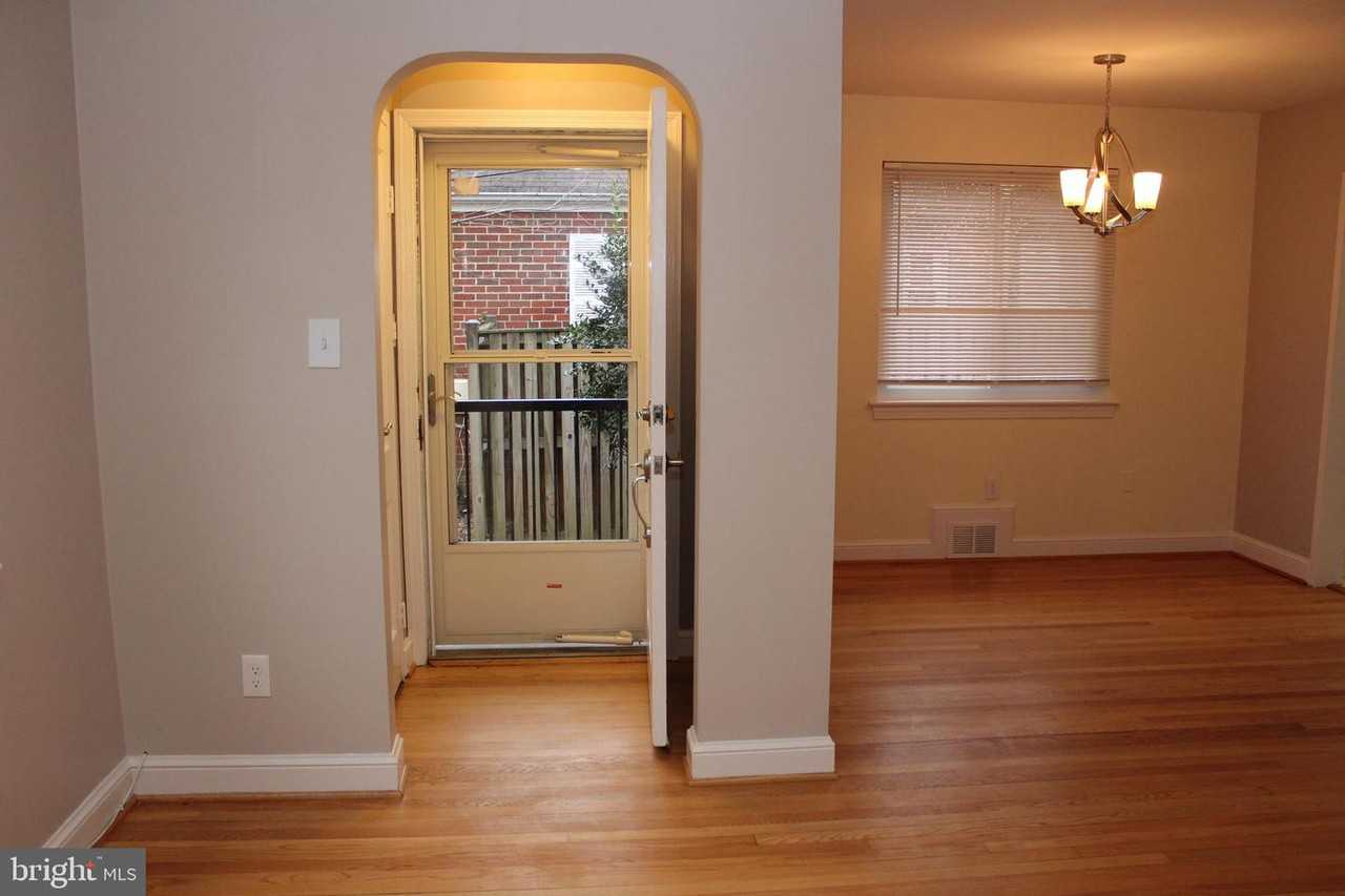 9912 Markham St - Photo 3 of 27