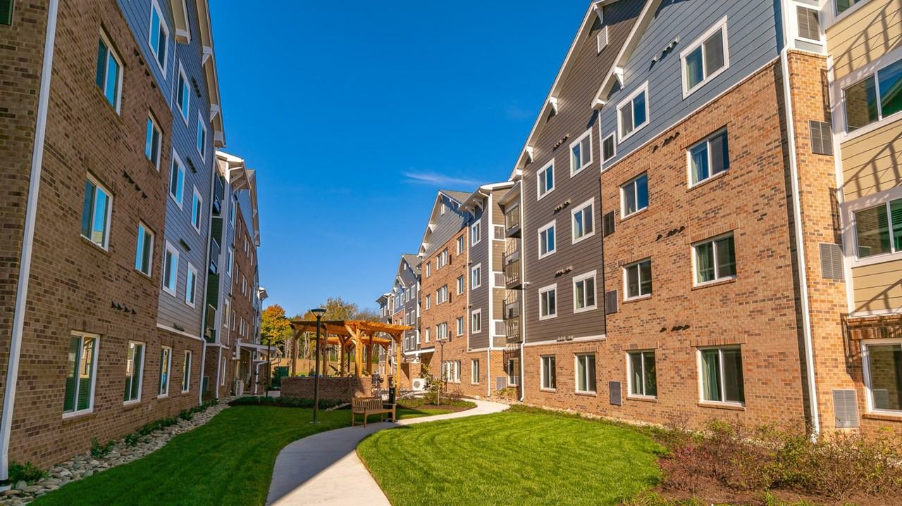 1525 West Arrowood Road - Photo 2 of 34