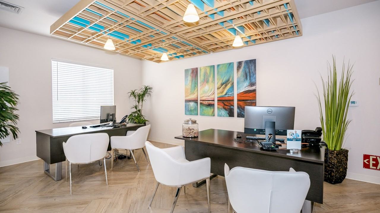 1525 West Arrowood Road - Photo 3 of 34