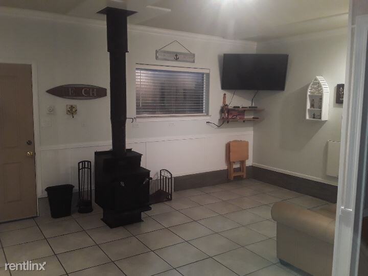 261 Se 130th St - Photo 2 of 7