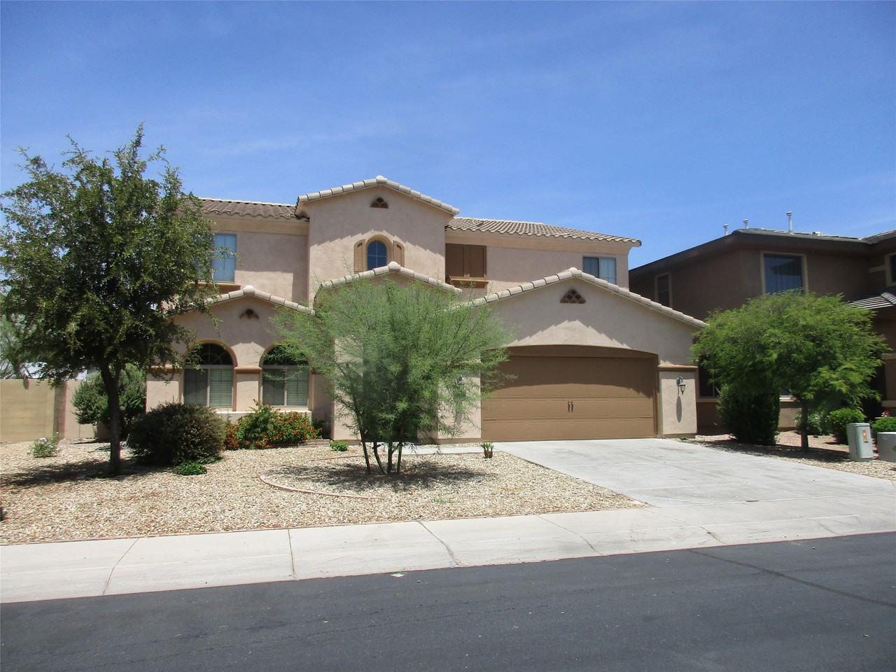 10910 W Adams St - Photo 2 of 36