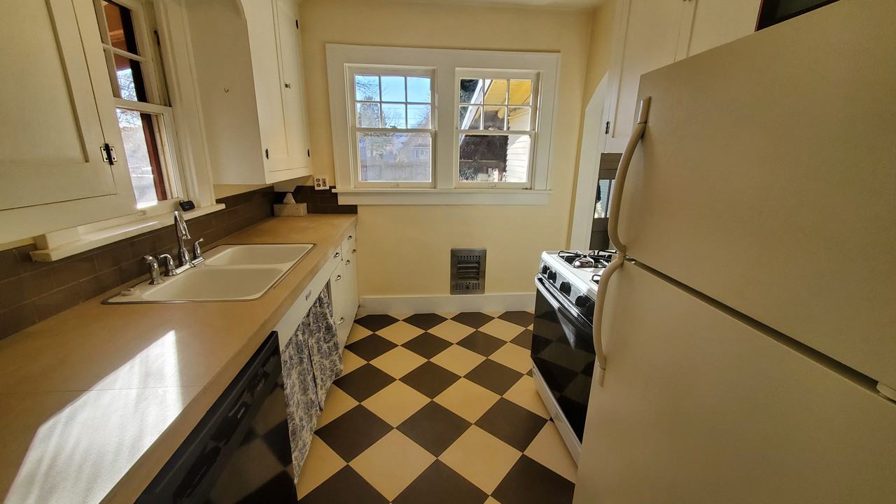 1326 Salsbury Ave - Photo 3 of 12