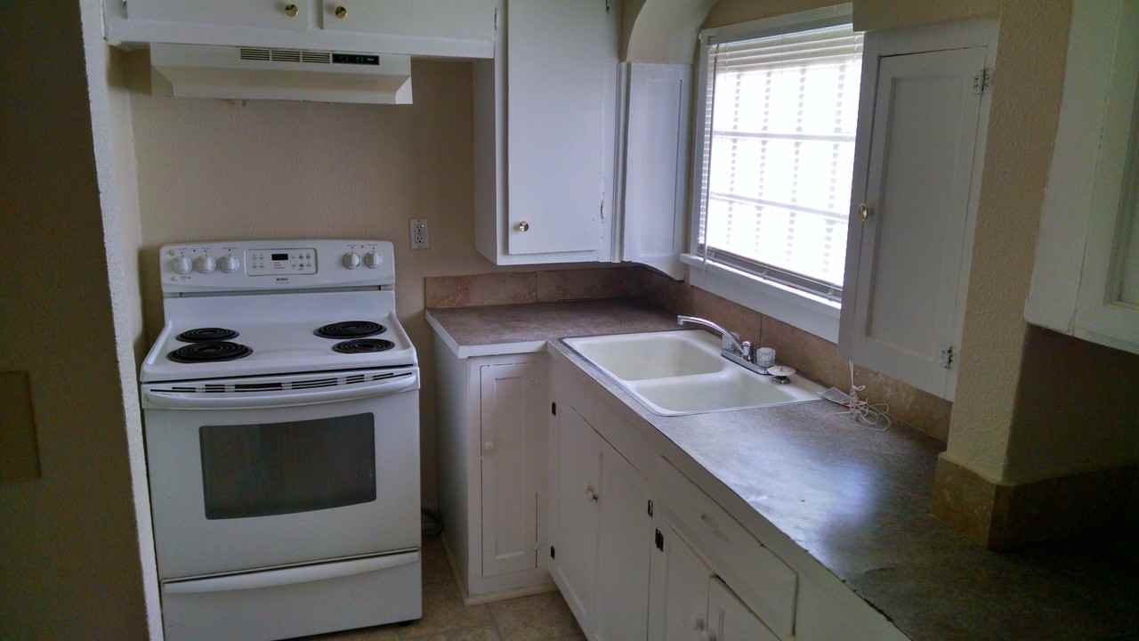 912 Kansas Ave - Photo 2 of 6