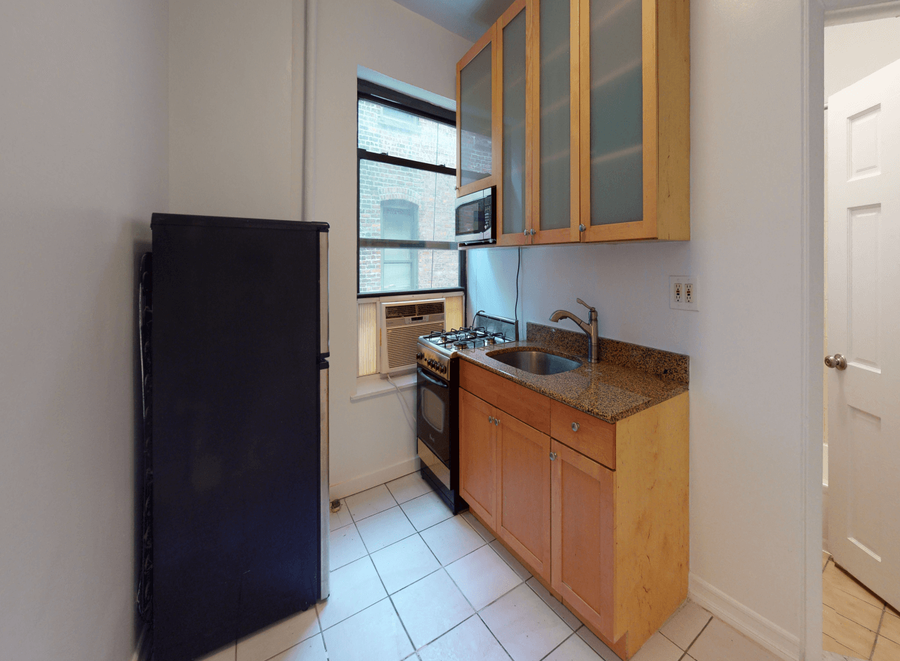 236 E 13th St