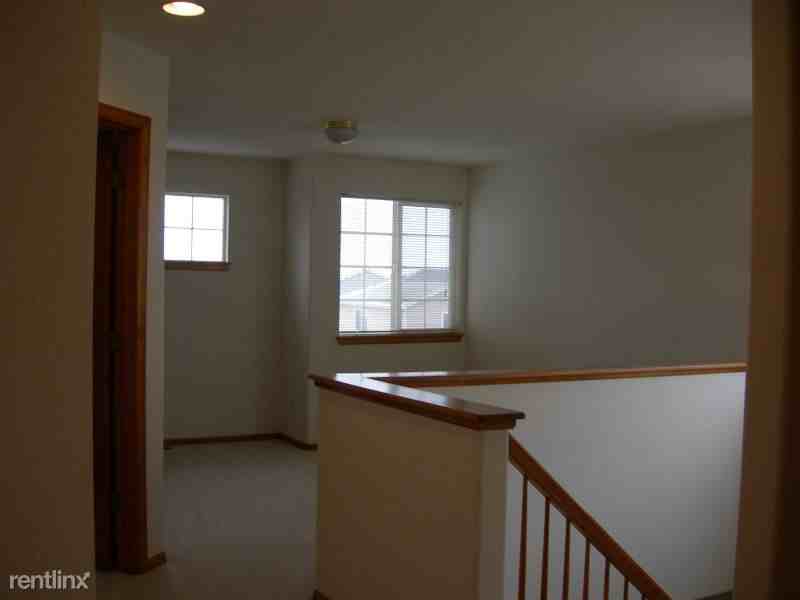 4324 Ravenswood Ct - Photo 3 of 10