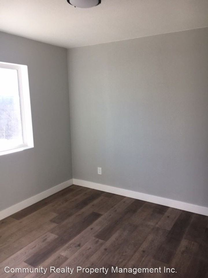 907 90th Ave - Photo 3 of 5