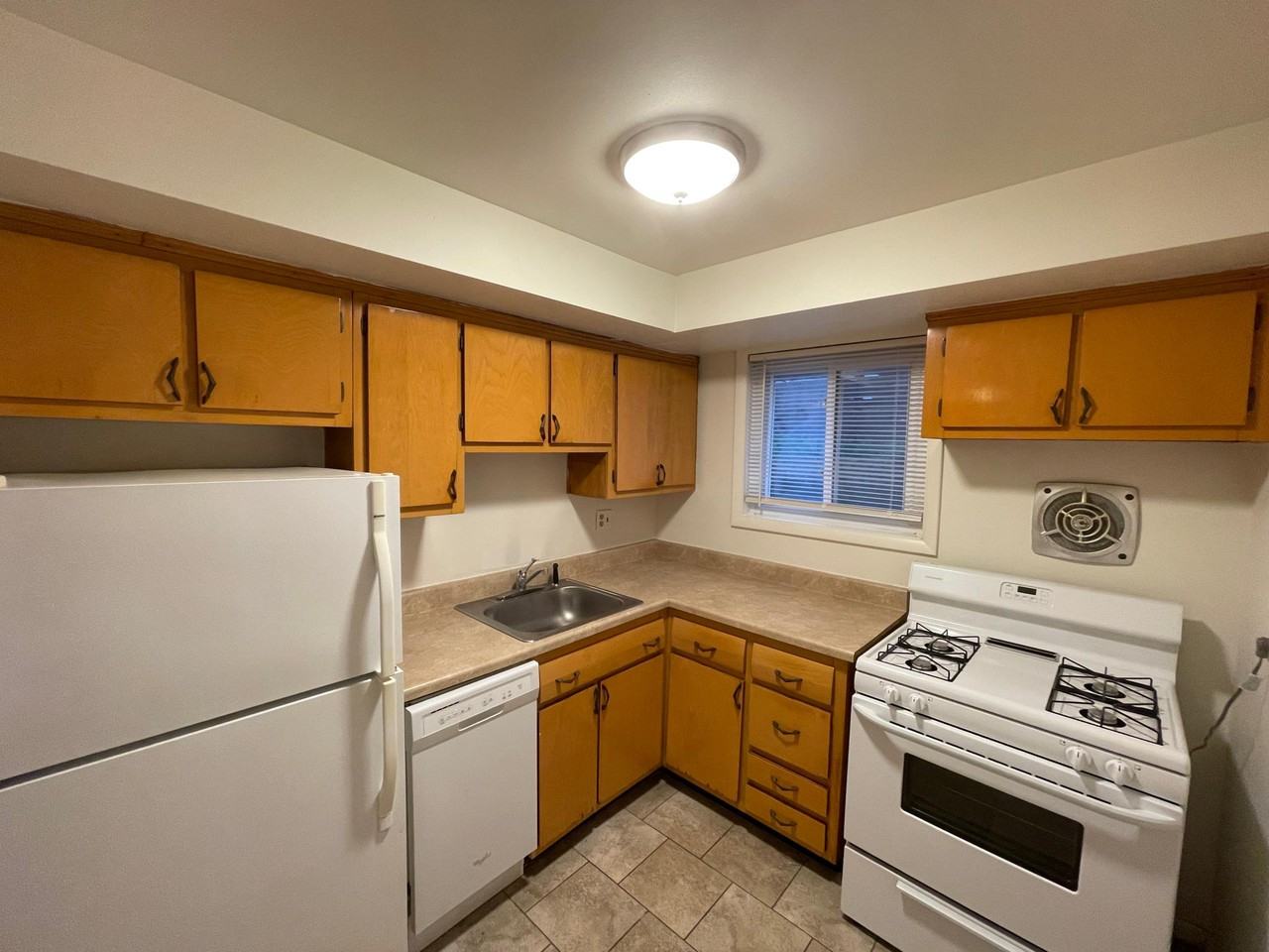 Ballston Gardens - Photo 3 of 6