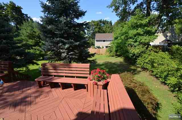 288 Lincoln Blvd - Photo 3 of 17