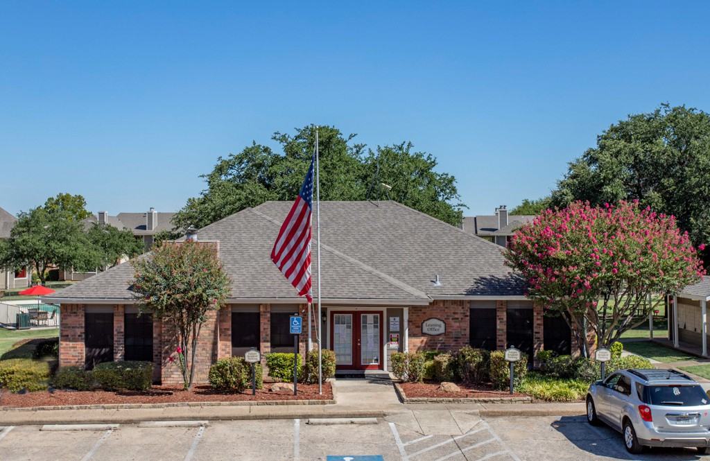 Regal Crossing Apartment Homes Apartments 7575 Chaucer Pl, Dallas, TX