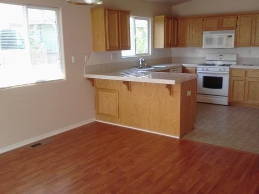 544 Summer SE - Photo 2 of 15