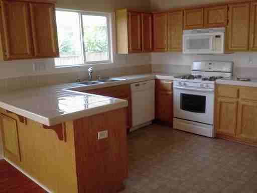 544 Summer SE - Photo 3 of 15