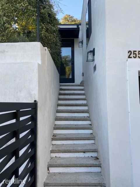 2553 1/2 Glen Green St - Photo 3 of 11