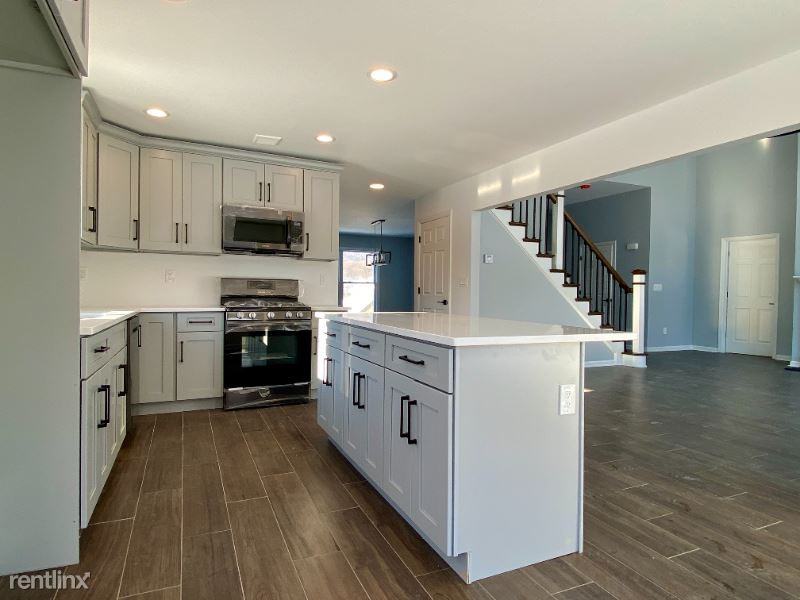 22 Woodcott Dr - Photo 3 of 14