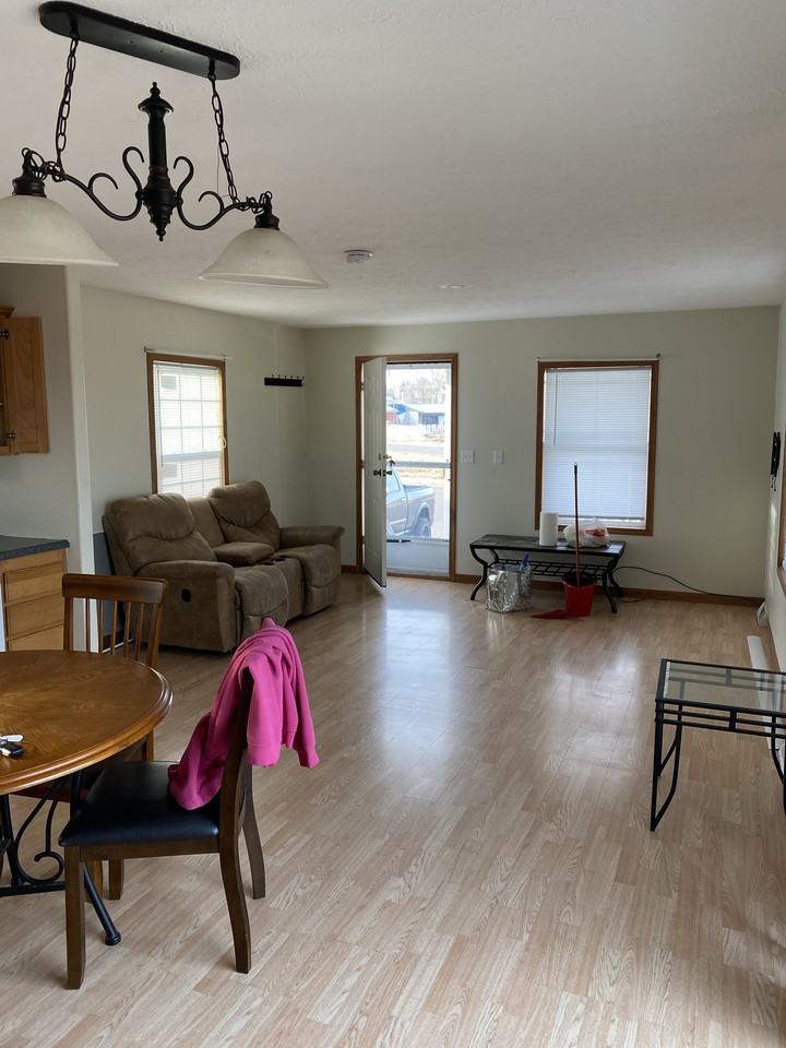 470 Railroad St Se - Photo 3 of 11